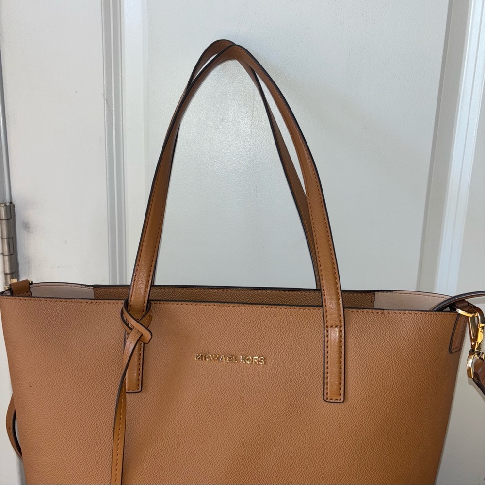 Michael Kors Women’s Hayley Acorn/Oyster Bag - Picture 6 of 15